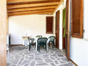 波蒙特Casa Giovanni - Pomonte的庭院内带桌椅的用餐室