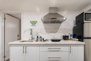 多伦多Simple & Tidy Private Rooms的白色的厨房配有水槽和冰箱