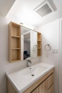 多伦多Simple & Tidy Private Rooms的浴室设有白色水槽和镜子