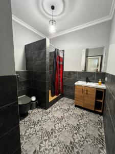 阿斯塔纳阿斯塔纳广场旅馆的带淋浴、盥洗盆和镜子的浴室