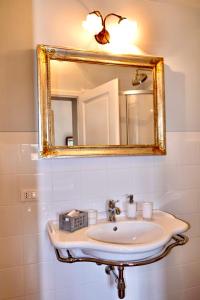 拉里Castellinaria的一间带水槽和镜子的浴室
