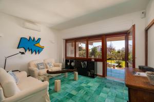 费尔蒂利亚Villa Arrecifes的客厅配有沙发和桌子