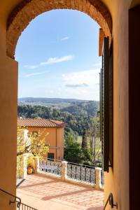 拉里Castellinaria的房屋的阳台享有风景。