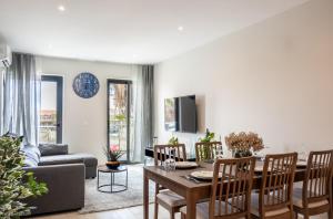 圣玛丽亚Lc Apartments - Sunset的客厅配有桌子和沙发