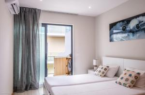 圣玛丽亚Lc Apartments - Sunset的白色的卧室设有床和窗户
