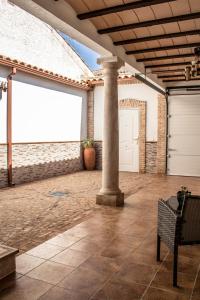 奥萨德蒙铁尔Casa Rural Los Eneares的一个带白色门和柱子的大型车库