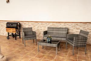 奥萨德蒙铁尔Casa Rural Los Eneares的一间带椅子和桌子的房间以及烧烤架