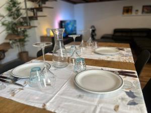 罗韦雷托Ca’ dei Cigni的桌子上放有盘子和眼镜