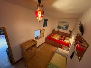西迪伊夫尼SALAS waveclimbing company的卧室享有高空美景,配有一张床和一个吊灯