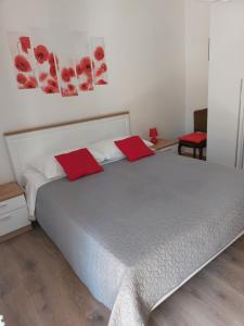 茨雷斯Soba Ana的一间卧室配有一张带红色枕头的大床