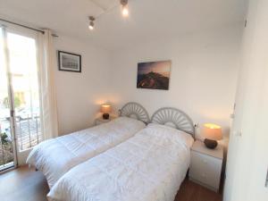 波连萨港Gola Estada 1A的一间卧室配有一张带白色床单的大床