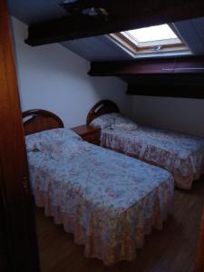 拉科鲁尼亚Casa s.pedro visma的带窗户的客房内的两张床