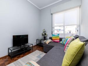法鲁阿齐索尔法鲁阳光公寓的带沙发和电视的客厅