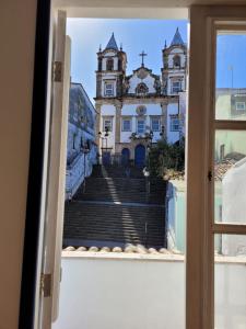 萨尔瓦多Bahia Pelô Hostel的从窗户可欣赏到建筑的景色