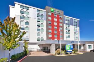 里士满Holiday Inn Express Richmond - Midtown, an IHG Hotel的酒店前方的图片