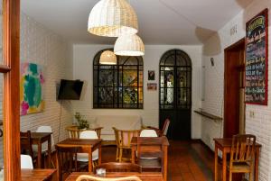 罗萨里奥Hostel Posada Juan Ignacio的用餐室配有桌椅和桌椅