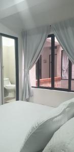卡利El mejor en Cali Espectacular apto 3A zona sur的一间卧室设有一张床,享有窗户的景色