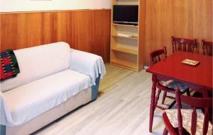奥利布岛Cozy Home In Olib With Kitchen的客厅配有沙发和桌子