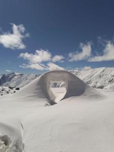 古多里RezoHut的雪覆盖的山顶上积雪的堆积