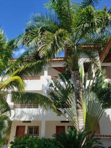 巴亚希贝Residencial Paraiso Bayahibe的一座棕榈树建筑