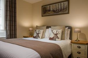 塞特尔Harts Head Hotel的一间卧室,床上有两只鹿头