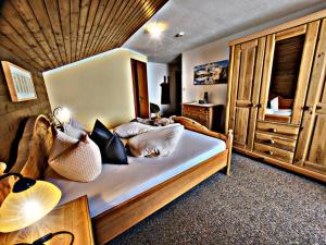 弗林肯贝格勒本斯科勒克拉芬霍夫公寓酒店的一间卧室配有一张大床和枕头