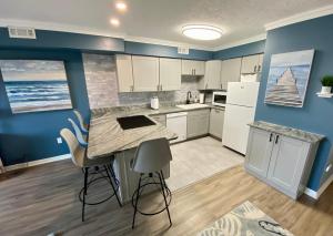 大洋城Marylander Condominiums, 90 steps from the beach的厨房配有白色家电和蓝色的墙壁