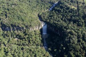 本图贡萨尔维斯Slim Bento Gonçalves的森林瀑布的空中景观