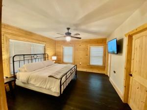 EmoryCabin at Chitt's Creek的一间卧室配有一张床和一台平面电视