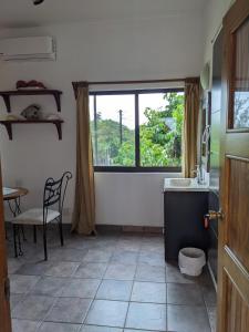 La RiberaHacienda De Palmas的厨房配有水槽、桌子和窗户