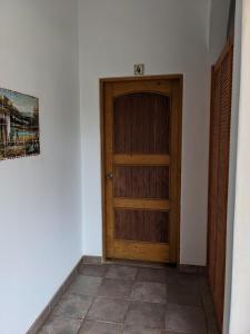 La RiberaHacienda De Palmas的木门在房间的角落
