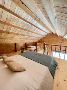 丰沙尔Mountain Eco Shelter 4的一张位于带木制天花板的客房内的大床