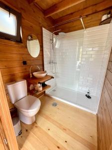 丰沙尔Mountain Eco Shelter 4的浴室配有卫生间、盥洗盆和浴缸。
