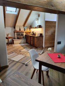 艾马维尔A casa da Elide的厨房以及带木桌和椅子的用餐室。
