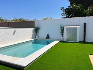 加的斯Villa Zen, La Barrosa的后院设有游泳池和绿草