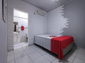 伯迪亚哥Casa individual aconchegante - Rio da praia - Bertioga的白色的客房设有床和浴室。