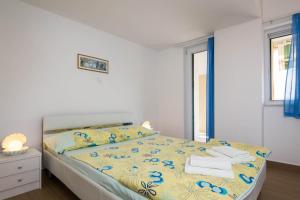 斯坦尼奇Villa Adriatica Excelsior - Beachfront Retreat的一间卧室配有带毛巾的床