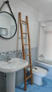 蓬费拉达Apartamento La Emisora的浴室设有厕所旁边的梯子和水槽