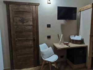 艾马维尔A casa da Elide的客房设有书桌、门和椅子。