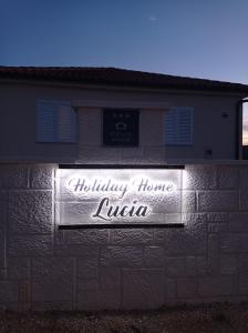 罗佐瓦克Holiday Home Lucia的建筑物一侧的标志