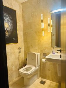 迪拜1-Bedroom Apartment Rental Unit With Pool in Dubai Land Residence Complex Dubai Al Ain Road的一间带卫生间和水槽的浴室