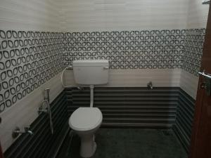 瓦亚纳德Bethel Service Villa, Mananthavady, Wayanad的浴室设有卫生间,铺有黑白瓷砖。