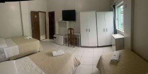 阿尔塔米拉Hamara Soft Hotel 1的酒店客房设有两张床和电视。
