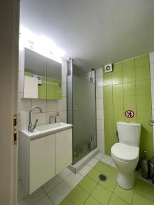 科孚镇Piccolo Centrale的浴室配有卫生间、盥洗盆和淋浴。