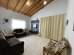 博尼图Casa grande com Piscina e Churrasqueira的带沙发、电视和沙发的客厅