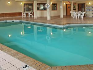 西黄石凯利西黄石酒店的蓝色的酒店游泳池