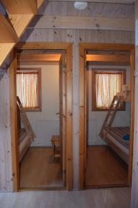霍尔格斯兰德霍斯兰德度假屋的带两张双层床和两扇窗户的房间