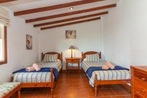 拉克鲁斯Casa Rural Los Orovales的客房设有两张单人床和一张桌子。