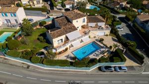 弗雷瑞斯Villa Riposa的享有带游泳池的房屋的空中景致