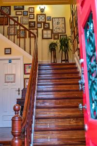 欧瓦Vintage Balcony Guesthouse的木楼梯房子的楼梯